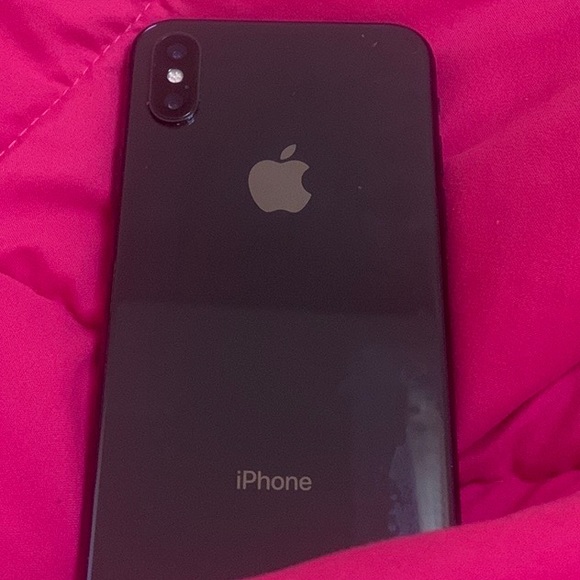 I’m selling a iPhone XR it’s black and it comes with a heart case